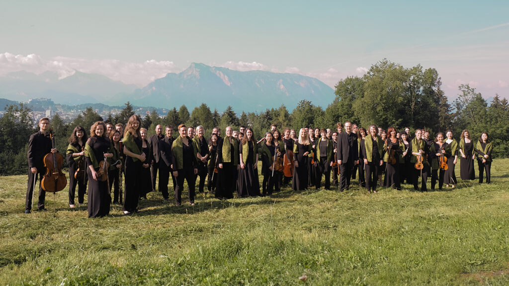 Foto des Orchester von Ensemble Peridot Salzburg vor der Kulisse der Stadt Salzburg und dem Untersberg