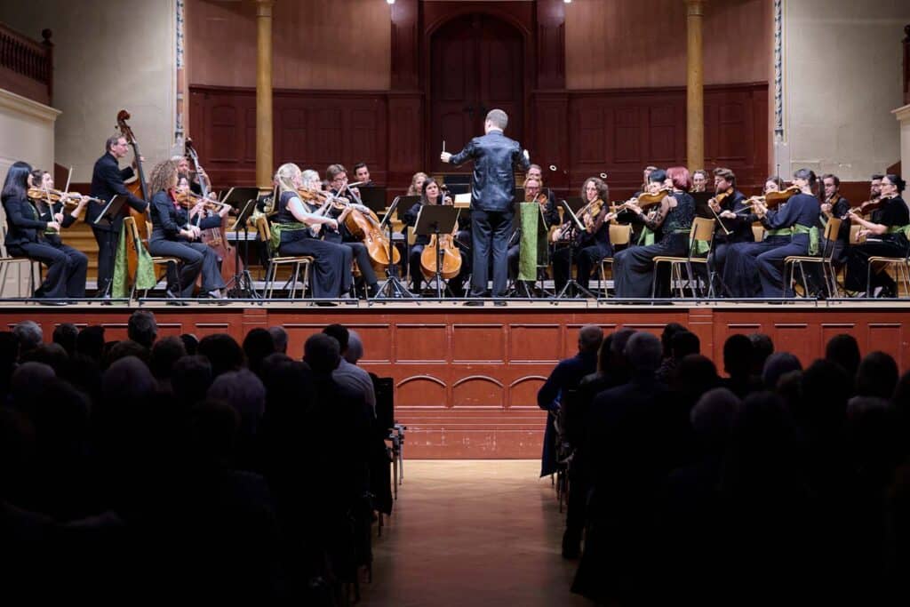 Der Dirigent Peter Peinstingl dirigiert das Ensemble Péridot Salzburg beim Mozart Festival in Solothurn