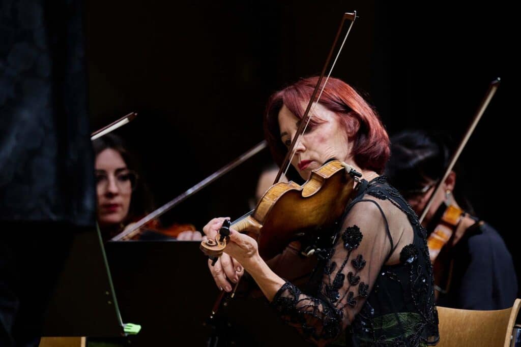 Romana Rauscher spielt Geige, Violine